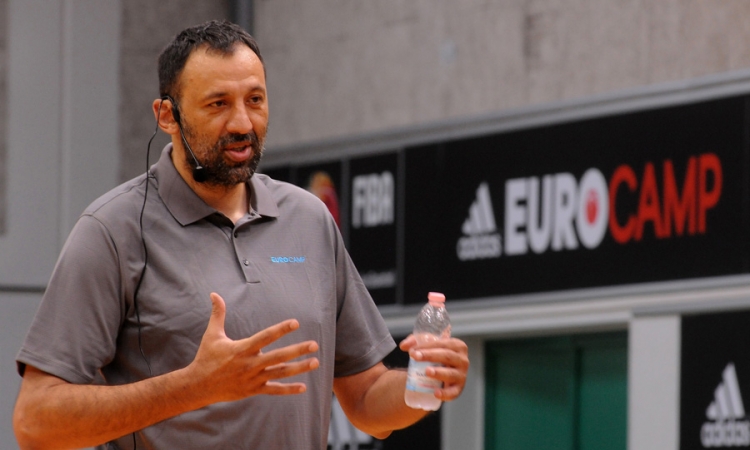 Divac u fotelji Kingsa