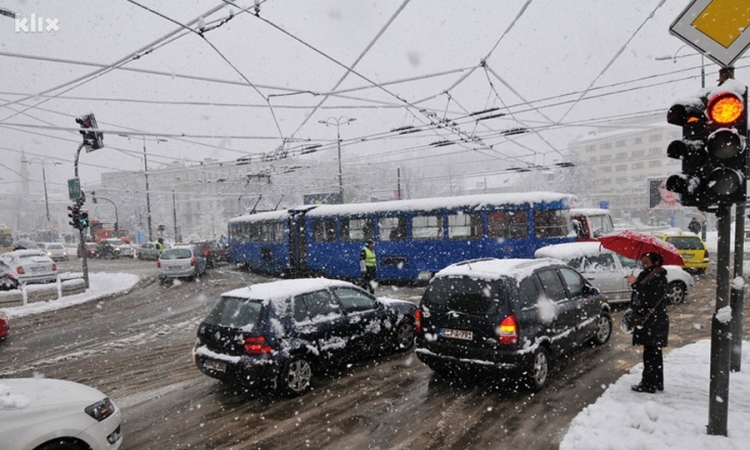 Na lokalitetu Skenderije došlo do iskakanja tramvaja iz šina