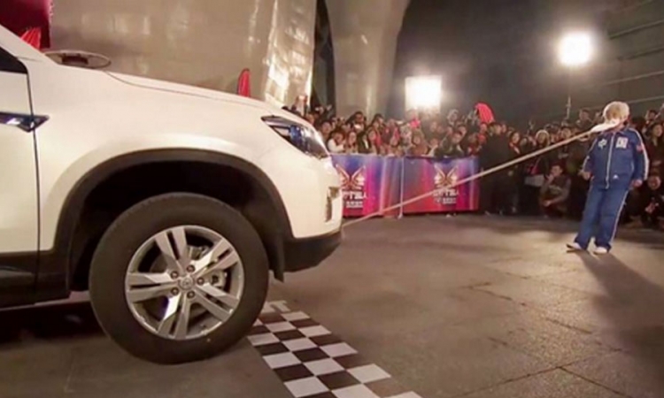 Ima 81 godinu i vuče automobil zubima