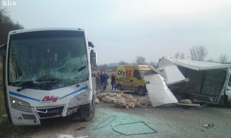 U sudaru autobusa i kombija povrijeđene 4 osobe