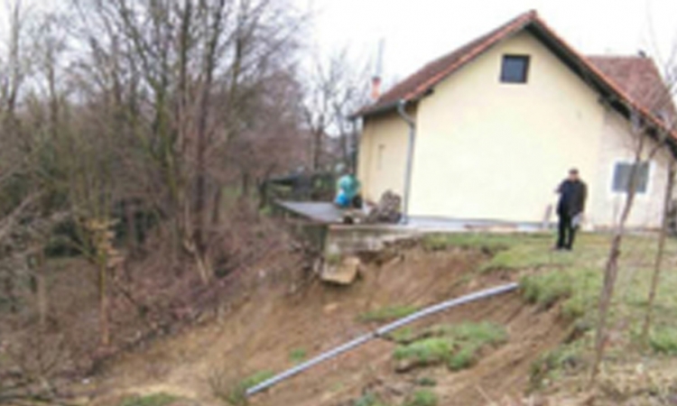 Zbog klizišta iseljeno pet porodica u Brčkom