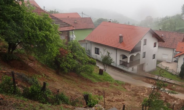 Klizišta iselila pet porodica