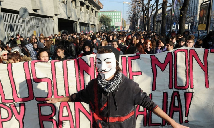 Studenti policiju gađali kamenicama