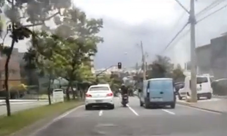 Motociklista se preračunao u duelu s vozačem pežoa
