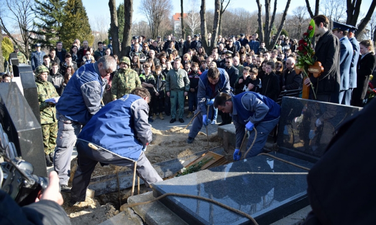 Zastavnik sahranjen uz taktove pjesme "Tamo daleko"