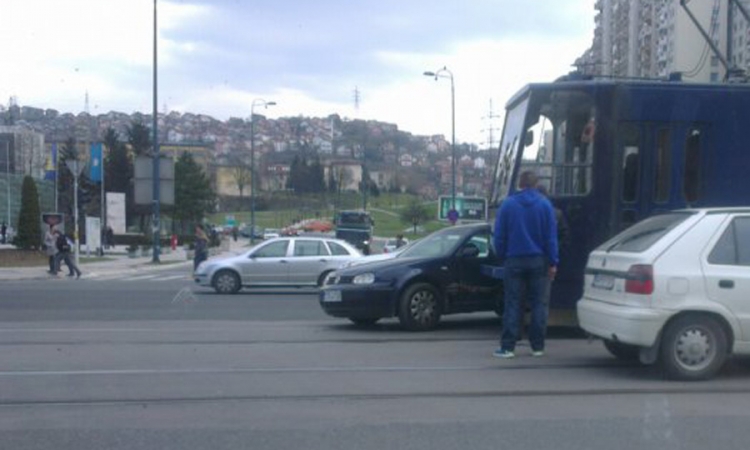 Sudarili se tramvaj i automobil kod RTV doma   