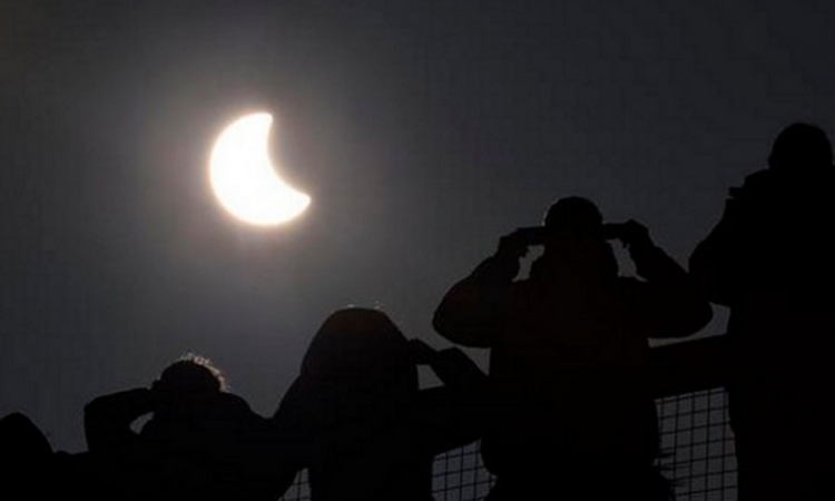 Prošlo pomračenje, Sunce se ponovo rađa