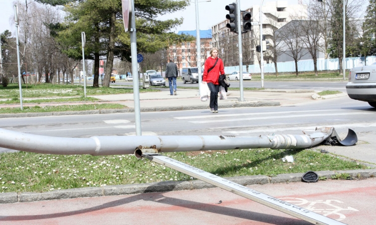 Uništeni semafor i tabla