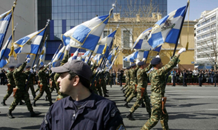 Hiljade Grka na ulicama Atine prati vojnu paradu