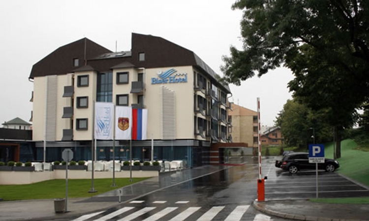 Ponovo bomba pred hotelom u Derventi