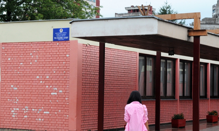 Napali direktoricu u školskom dvorištu
