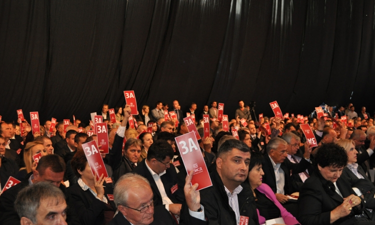 Partije zbijaju redove