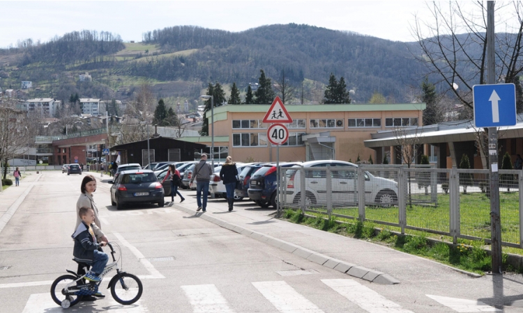 Školski parking koristi ko stigne