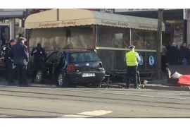 Poslije sudara automobil završio u bašti kafića, više povrijeđenih
