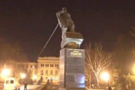 Aktivisti ruše komunističke spomenike naočigled policije