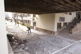 Srušila se betonska fasada na ulazu Dečje bolnice u Tiršovoj