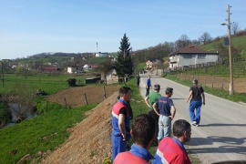 Trkali se automobilima, zgazili dijete (7)