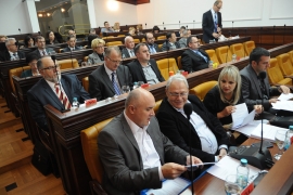 Zbog fotelje pljuštale uvrede