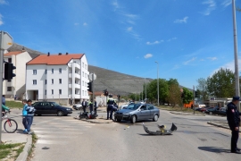 Motociklista se sudario sa autom iz kolone svatova
