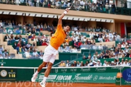 Novak vodi, meč nastavljen