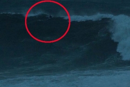 Cijela Australija bježi od velikog nevremena, a jedan surfer skočio u ...
