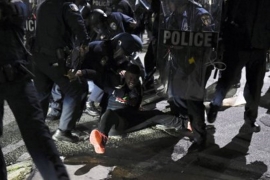 Amerika na ulicama: Hiljade protestanata gađalo policajce limenkama i ...