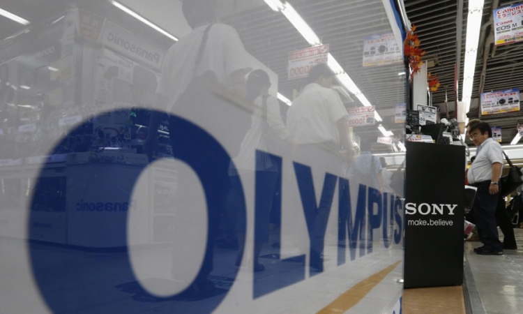 "Sony" smanjio za polovinu učešće u "Olympusu"