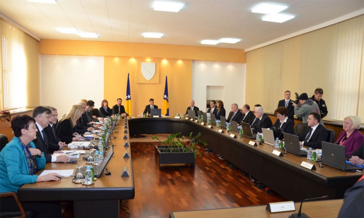 Obustavljena zapošljavanja državnih službenika