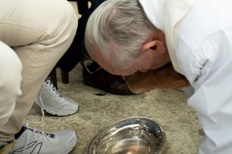 Papa Franjo oprao noge zatvorenicima i jednoj bebi