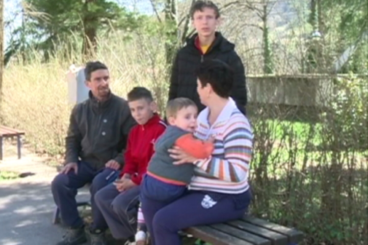 Porodica Dukić mjesec dana živi na ulici