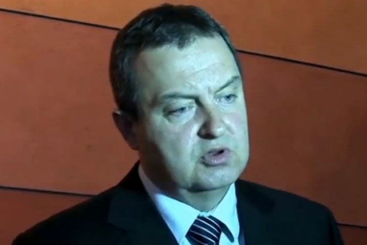 Dačić: Obezbijediti korišćenje ćirilice u Hrvatskoj