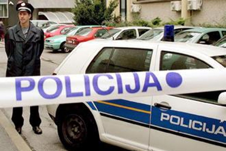 Teško povrijeđeni majka i sin