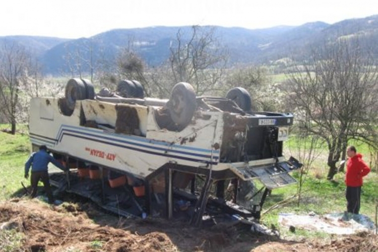 Prevrnuo se minibus, poginuo vozač
