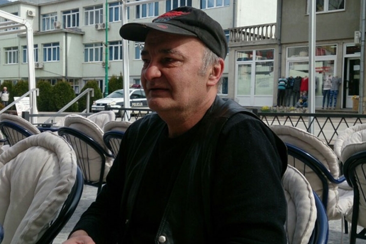 Poklanja šarena jaja, zauzvrat čeka baklavu