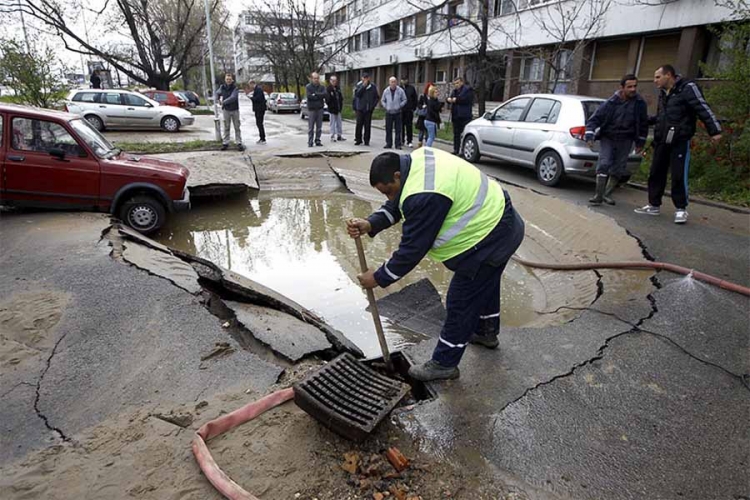 Ogromna rupa umalo progutala automobil u Beogradu