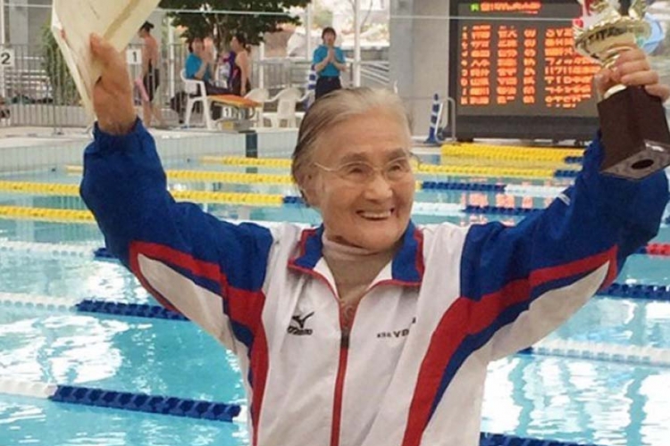 Stogodišnja Japanka preplivala 1,5 kilometar
