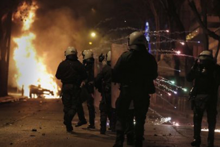 U sukobima u Atini povrijeđena dva policajca
