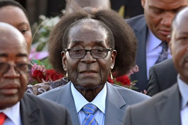 Mugabe sa dugom kosom i minđušama
