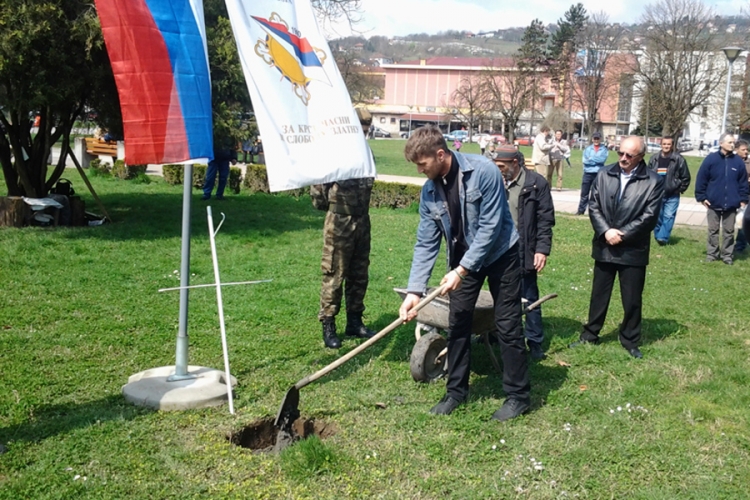 "Spomenik trebalo da dobiju poslije rata"