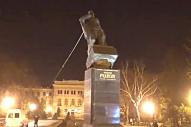 Aktivisti ruše komunističke spomenike naočigled policije
