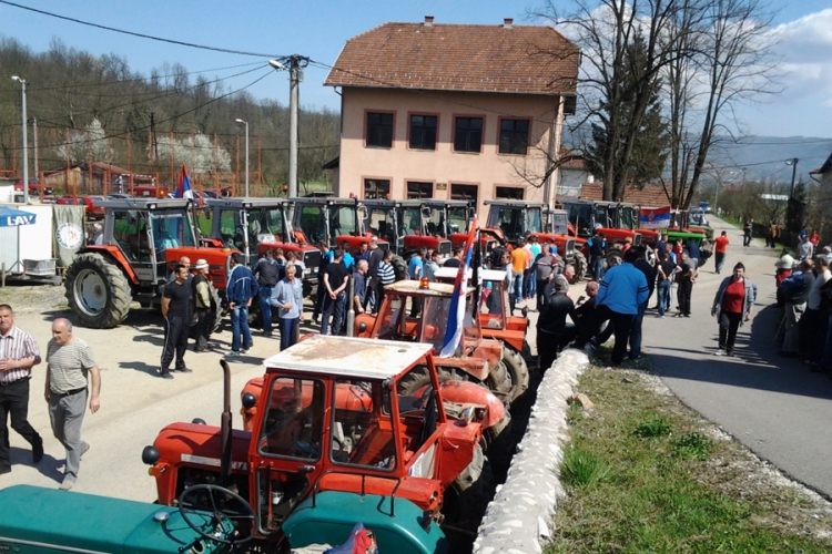 Sa 13 godina vozi traktor