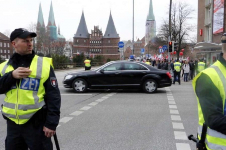 Diplomate čuva 3.500 policajaca