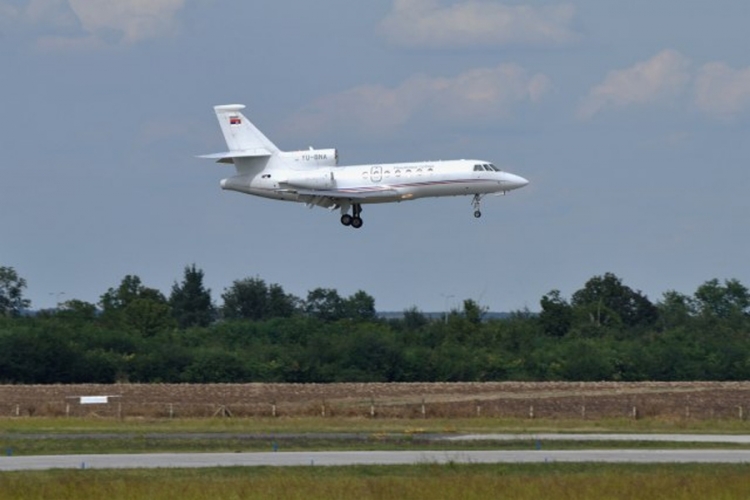 Avion kojim je Nikolić letio za Vatikan prinudno vraćen u Beograd