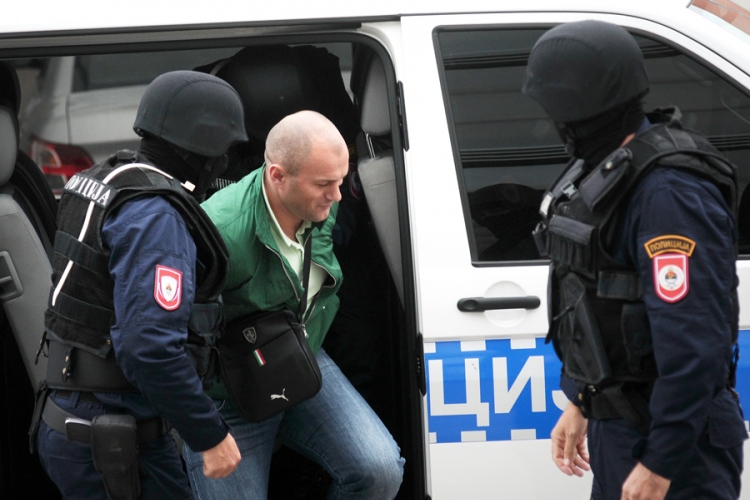 Kradljivac vozila prijetio da će zapaliti policajce