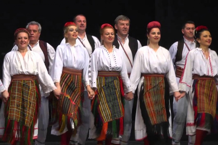 Igre i revija u čast zmijanjskom vezu