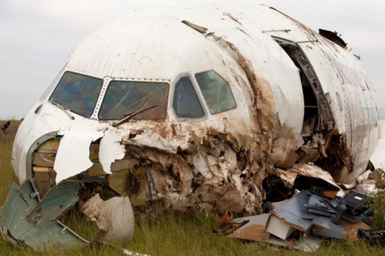 Avion se srušio na teren za golf, poginulo sedam osoba