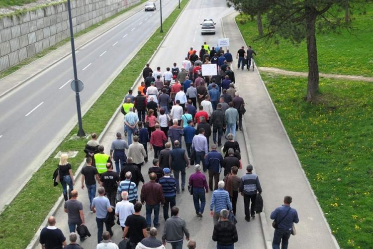 Paket i pola plate radnicima TTU
