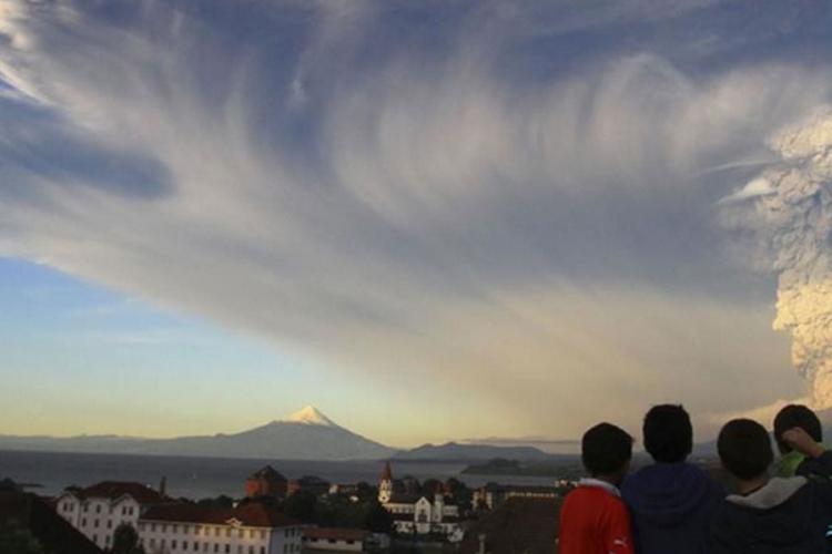 Vulkan Calbuco: Stub pepela visok 11 kilometara, u toku masovna evakuacija