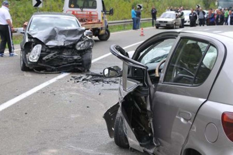 Direktan sudar dva automobila, četvoro povrijeđenih u Kraljevu