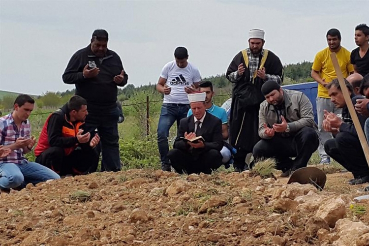 Sahranjeno 14 migranata koje je zgazio voz